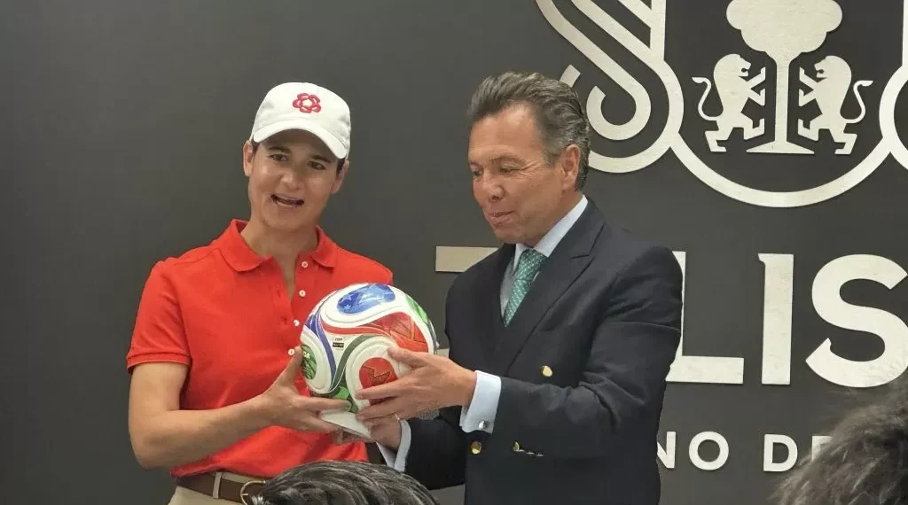 Lorena Ochoa, le hacen homenaje: Distinguida como embajadora de GDL. en el ecuménico