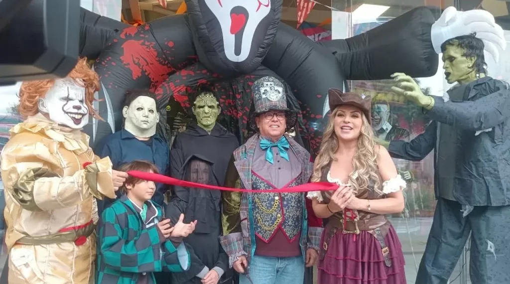 Inaugura Mariana Ochoa tienda de disfraces