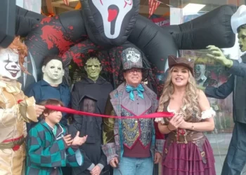 Inaugura Mariana Ochoa tienda de disfraces