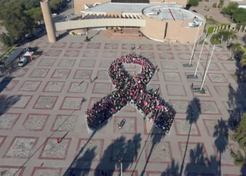 Forman lazo rosa humano en Ciudad Universitaria de la UAdeC Unidad Laguna