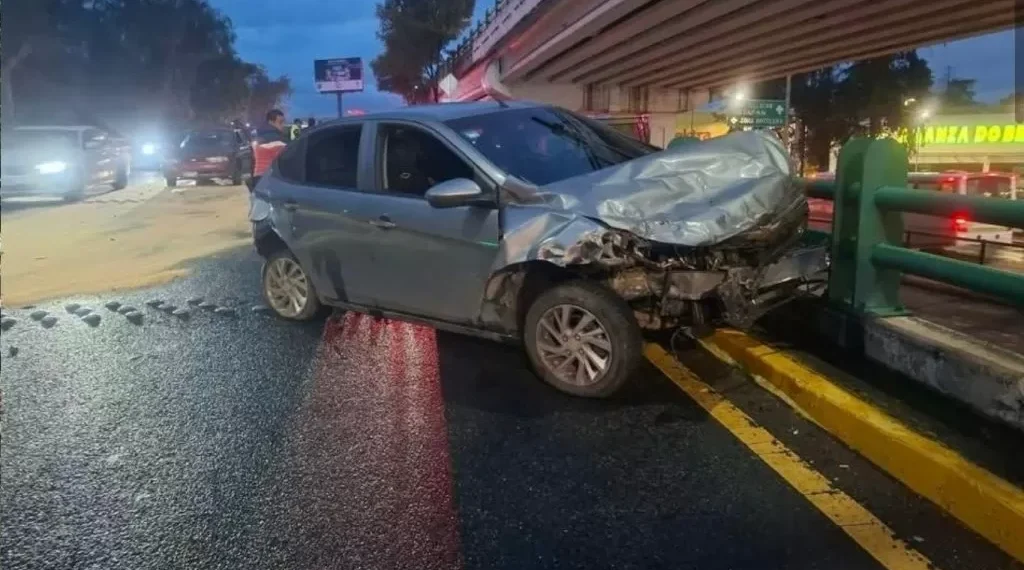 Choque causa caos en Paseo Tollocan