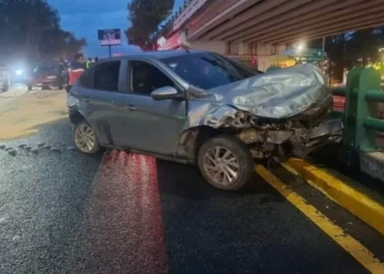 Choque causa caos en Paseo Tollocan