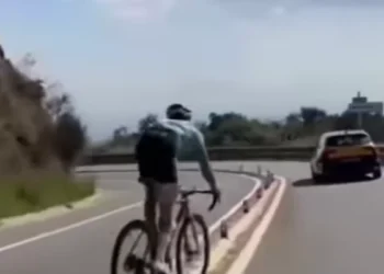 El equipo Kern Pharma abre expediente al ciclista Kiko Galván por poner en riesgo la seguridad viario en la carretera de l’Arrabassada