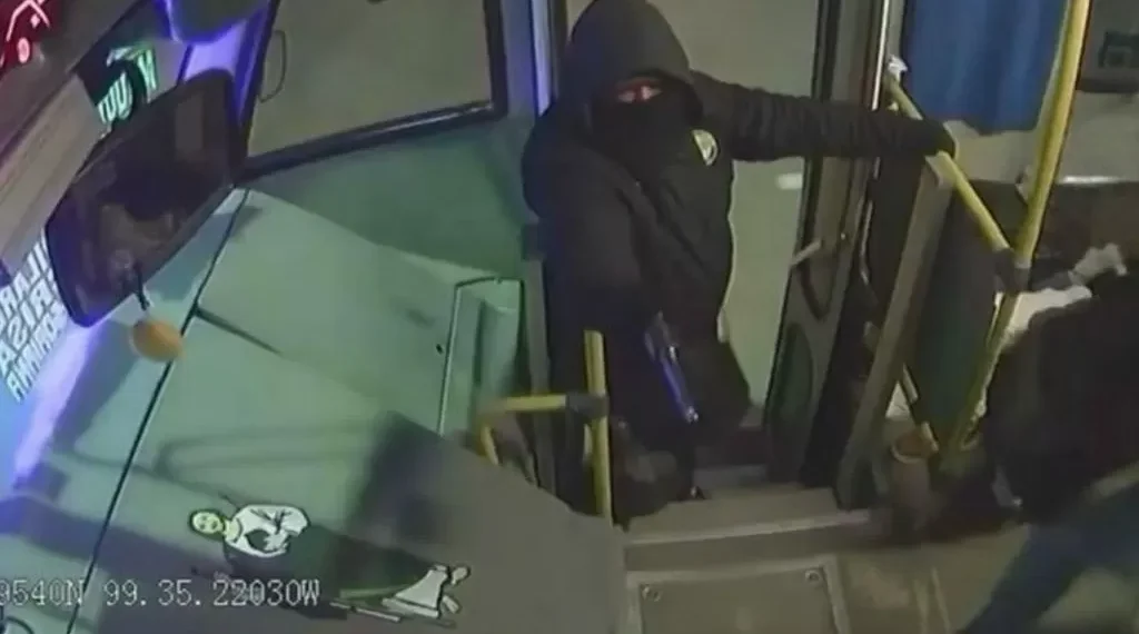 Peligroso asalto a camión público