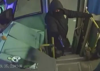 Peligroso asalto a camión público