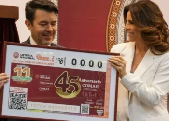 Develan billete de Lotería Nacional por los 45 años de la Comisión Mexicana de amparo a Refugiados