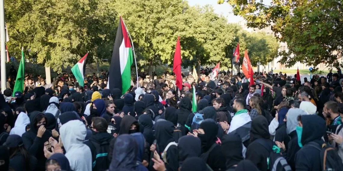 El BAXI Manresa supera al Hapoel en atmósfera de protestas propalestinas y gradas vacías