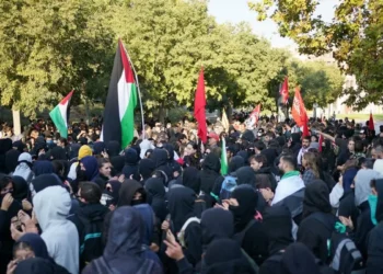 El BAXI Manresa supera al Hapoel en atmósfera de protestas propalestinas y gradas vacías