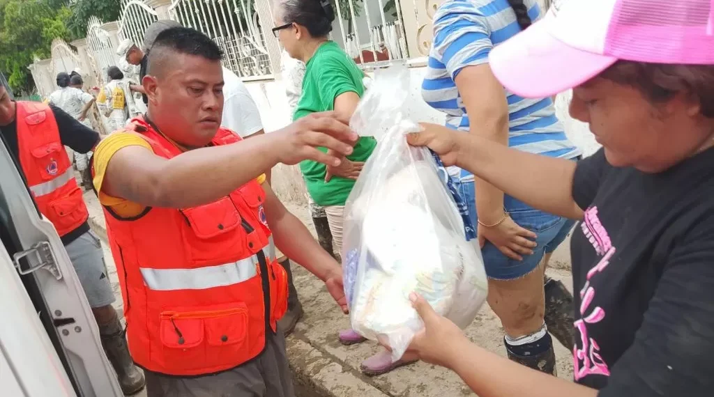 Iztacalco brinda apoyo con víveres y remoción de escombros en laguna Rica y Álamo, Veracruz