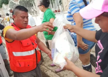 Iztacalco brinda apoyo con víveres y remoción de escombros en laguna Rica y Álamo, Veracruz
