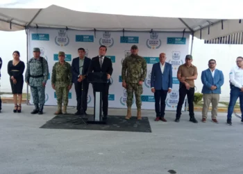 Detienen a hombre con explosivo de fragmentación y arma