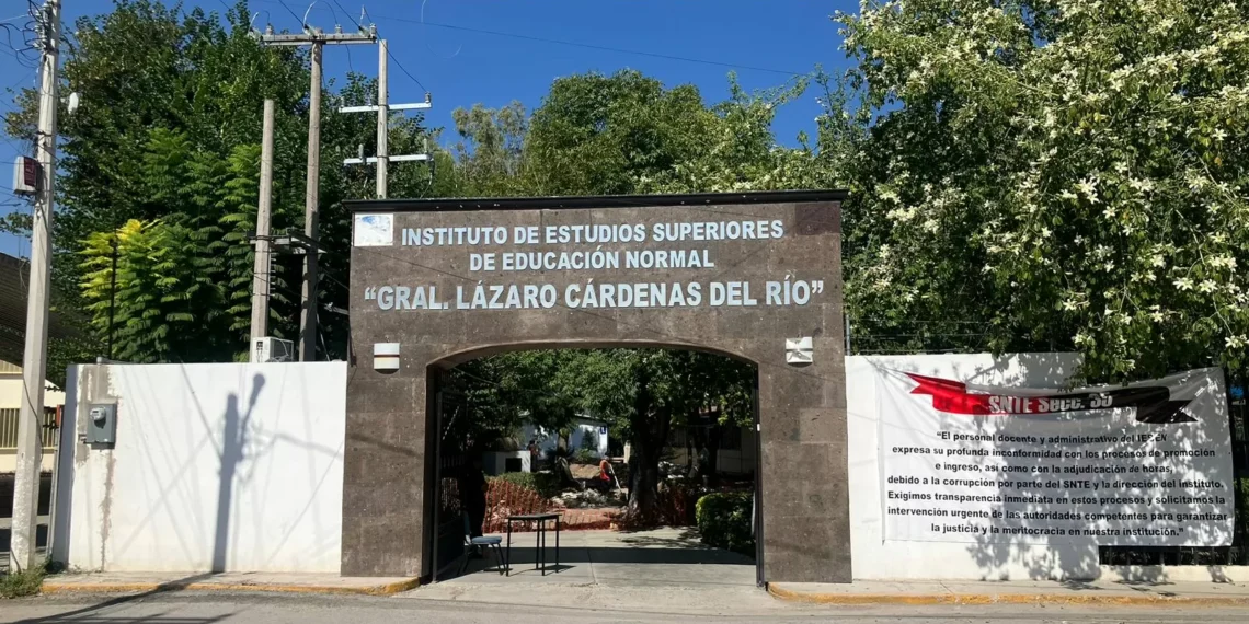 Toman dirección del IESEN de Lerdo para agobiar asignación de horas de maestro fallecido