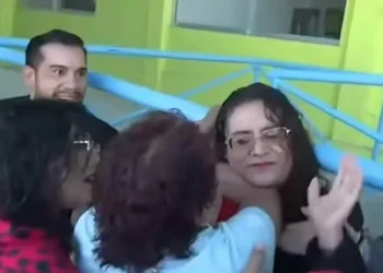 Se manifiestan padres de familia y agreden a directora del escuela de Inglés Durango, en Saltillo