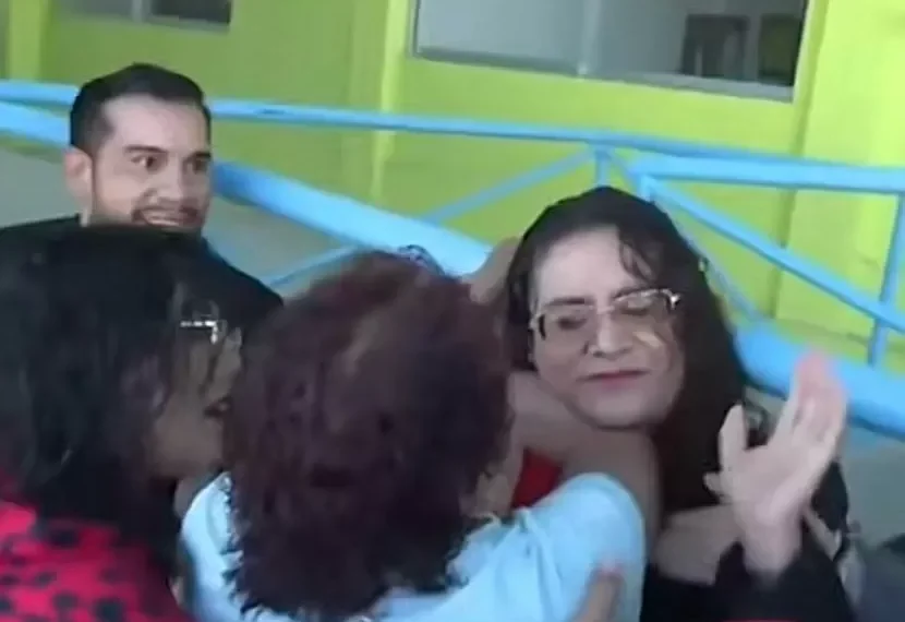 Se manifiestan padres de familia y agreden a directora del escuela de Inglés Durango, en Saltillo