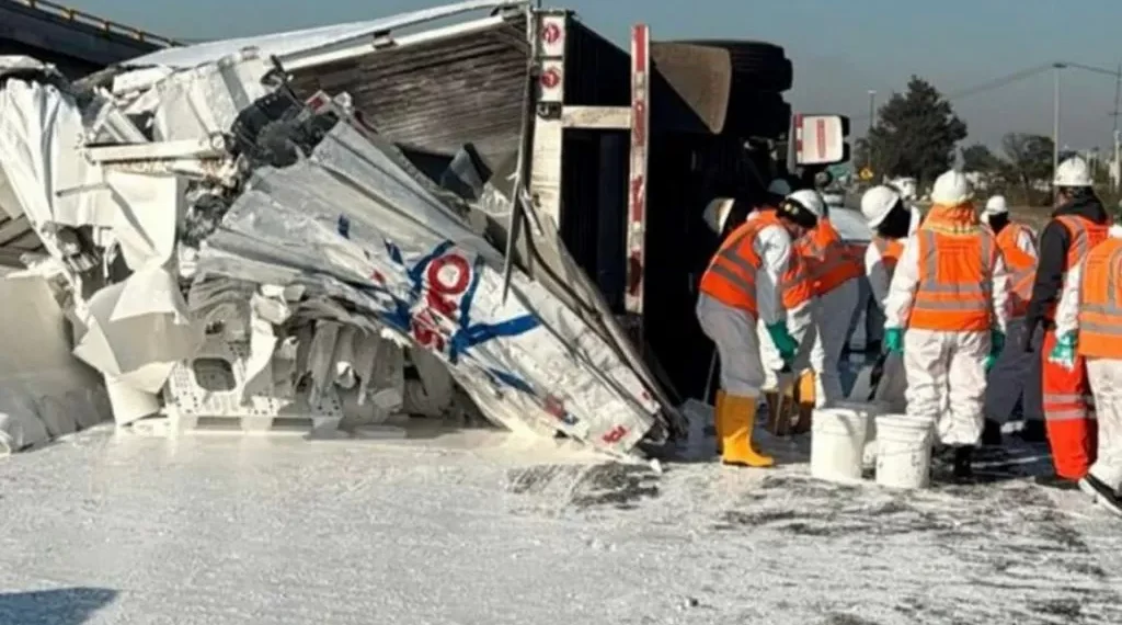 Volcadura de tráiler deja rapiña en CEM: Aprovecharon decenas de personas el accidente para robar la impuesto