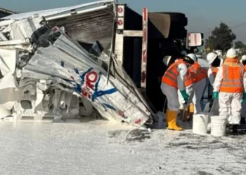 Volcadura de tráiler deja rapiña en CEM: Aprovecharon decenas de personas el accidente para robar la impuesto