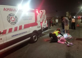 En Saltillo, embiste auto a motocicleta donde viajaba matrona con 5 meses de embarazo