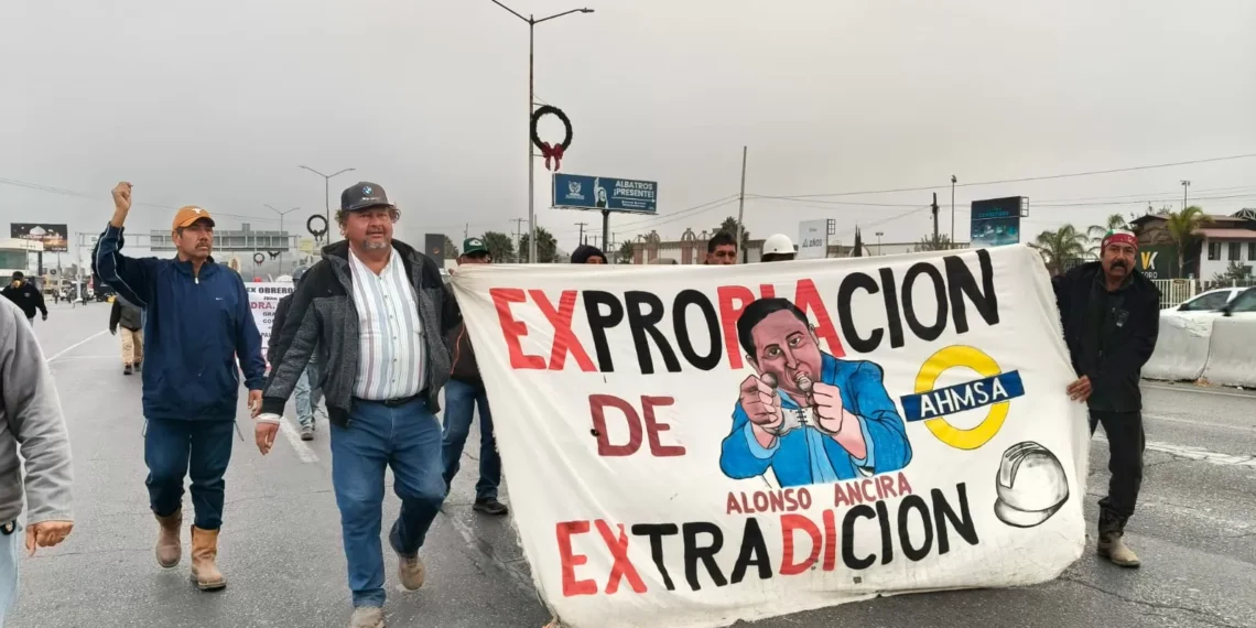 Marchan ex obreros de AHMSA por calles de Saltillo; acuden al Congreso y Palacio de ministerio
