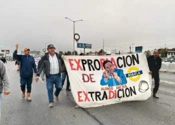 Marchan ex obreros de AHMSA por calles de Saltillo; acuden al Congreso y Palacio de ministerio