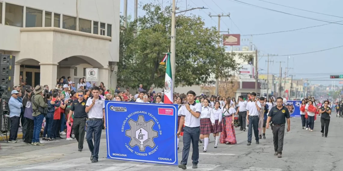 Más de 4,000 monclovenses participan en el comparsa de la Revolución Mexicana