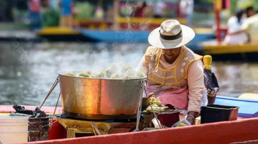 Sin una regulación la venta de la víveres en trajineras de Xochimilco