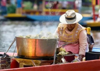 Sin una regulación la venta de la víveres en trajineras de Xochimilco