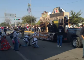 Premian a los 3 mejores contingentes del Magno procesión por el Aniversario de la Revolución