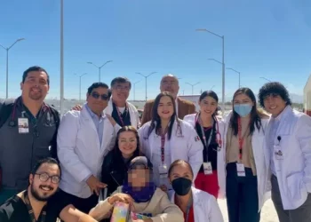 Paciente de 12 años toca la campana tras vencer cáncer de testículo en ISSSTE de Torreón