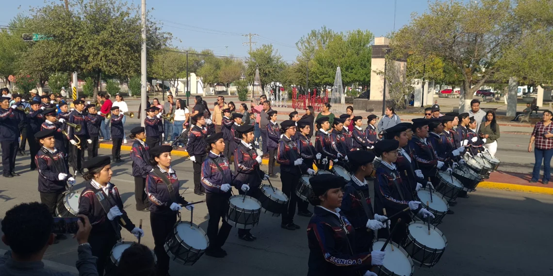 Participan mil 800 alumnos y 31 carros alegóricos en egregio Desfile por el CXV Aniversario de la Revolución Mexicana en Piedras Negras