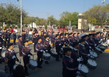Participan mil 800 alumnos y 31 carros alegóricos en egregio Desfile por el CXV Aniversario de la Revolución Mexicana en Piedras Negras