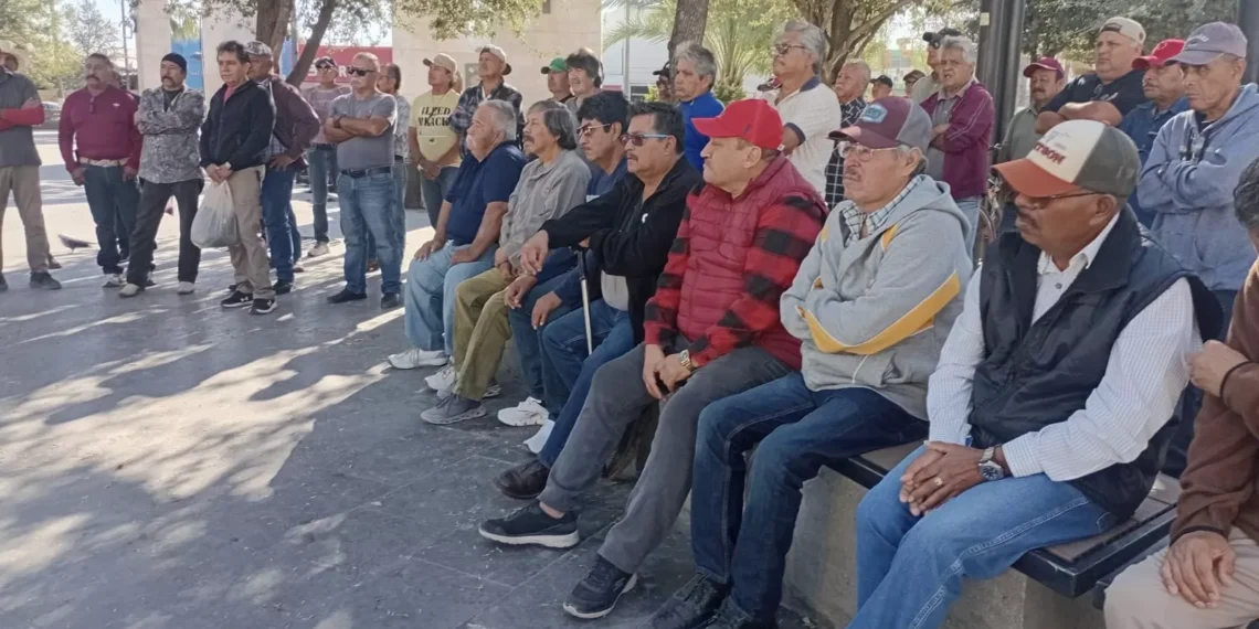 Extrabajadores de AHMSA denuncian al IMSS