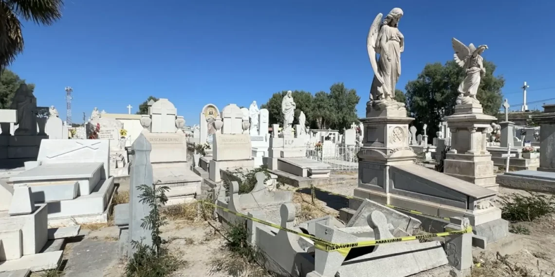 Deudos llenan los panteones de Monclova durante el Día de Muertos