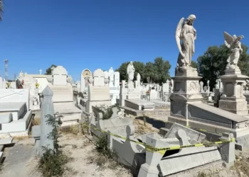 Deudos llenan los panteones de Monclova durante el Día de Muertos