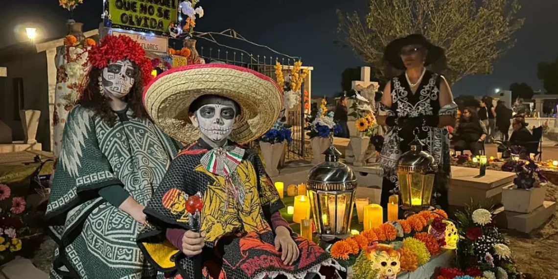 Miles celebran Día de Muertos en alumbrada del panteón Guadalupe de Monclova