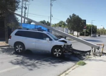 Ebrio conductor derriba tres postes de la CFE en Saltillo
