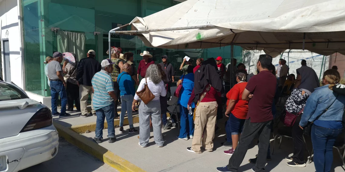 Registran largas filas en el bajío del Bienestar, tras quedarse sin efectivo el cajero automático