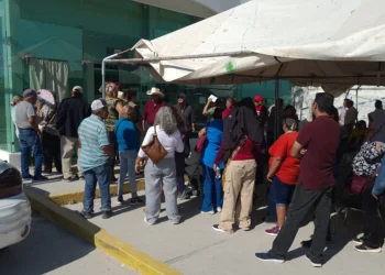 Registran largas filas en el bajío del Bienestar, tras quedarse sin efectivo el cajero automático