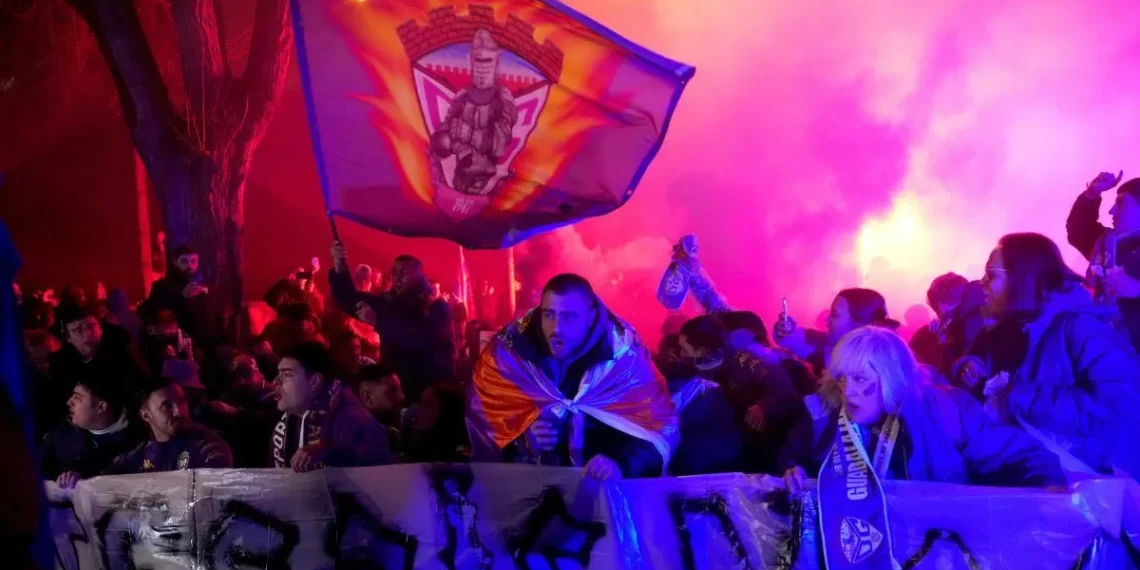 desbarajuste en Guadalajara: dos gradas supletorias no estaban homologadas y se retrasa el partido