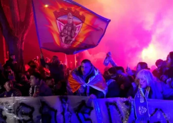 desbarajuste en Guadalajara: dos gradas supletorias no estaban homologadas y se retrasa el partido