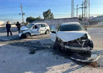 Choque de frente deja dos lesionados en la carretera antigua a Monclova
