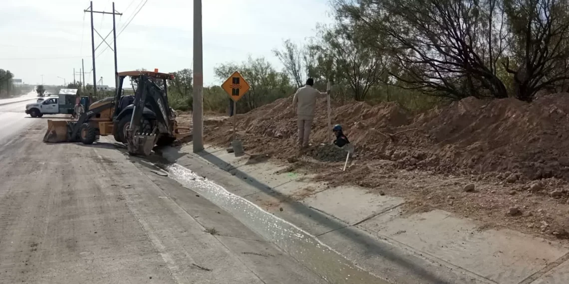 Parcharán evasión de aguas negras en bulevar República que contamina los ríos de Piedras Negras