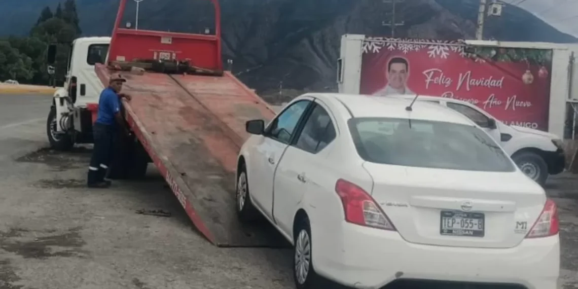 Detienen a joven neolonés conduciendo auto con reporte de trofeo en Arteaga