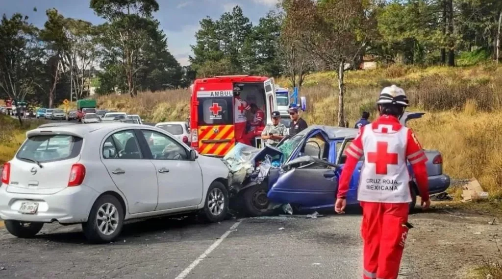 Queda en chatarra el derivación de tres autos… Los servicios de emergencia atendieron a cinco personas lesionadas