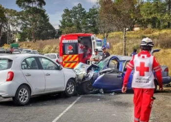 Queda en chatarra el derivación de tres autos… Los servicios de emergencia atendieron a cinco personas lesionadas