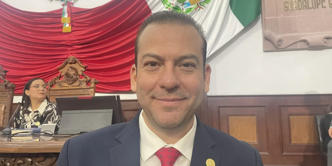 Exigen hendido tránsito para colonos afectados por construcción de bardas por parte de Ferromex