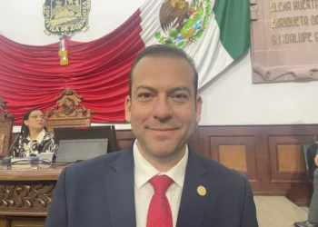 Exigen hendido tránsito para colonos afectados por construcción de bardas por parte de Ferromex