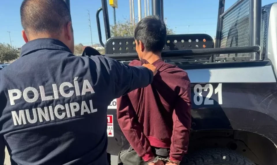 Detienen a hombre que intentó asaltar tienda departamental con arma de postas