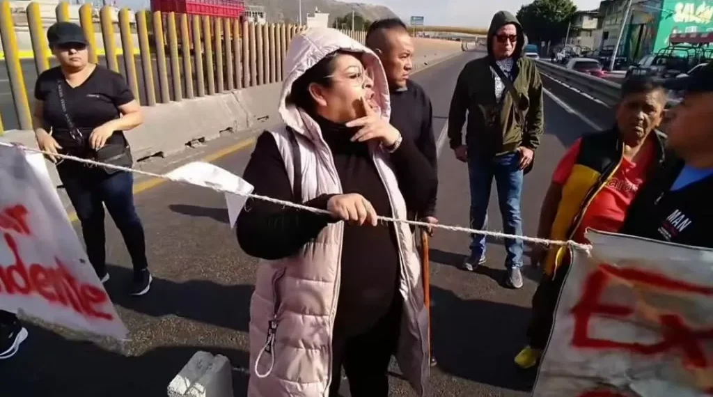 Paralizan la autopista México–Puebla; protestan policías de huerta de Chalco: Reclaman el pago de pensiones, compensaciones y adeudos