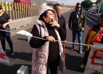 Paralizan la autopista México–Puebla; protestan policías de huerta de Chalco: Reclaman el pago de pensiones, compensaciones y adeudos