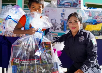 Lleva policía de Ramos Arizpe posada navideña al ejido Landeros